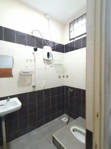 ein Bad mit einem Waschbecken und einem WC in der Unterkunft Promenade Homestay 2 in Kampong Sura Masjid