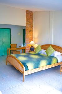 sypialnia z dużym łóżkiem w pokoju w obiekcie Hotel Deli River and Restaurant Omlandia w mieście Medan