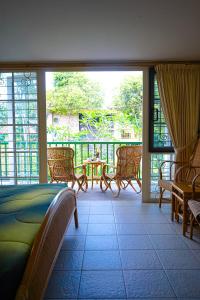 Zimmer mit einem Balkon mit Tisch und Stühlen in der Unterkunft Hotel Deli River and Restaurant Omlandia in Medan + 140 Fotos