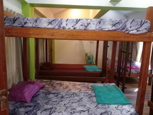 1 Schlafzimmer mit 2 Etagenbetten in einem Zimmer in der Unterkunft Villa Koh Rong in Koh Rong