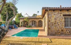 une maison en pierre avec une piscine en face de celle-ci dans l'établissement Gorgeous Home In Begur With Kitchen, à Begur