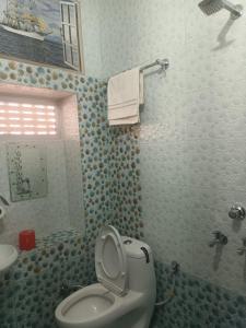 Ett badrum på Jakhira Heritage Village Home Stay, Sajara