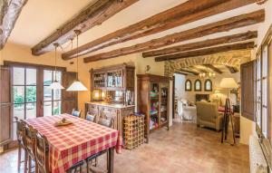 - un salon avec une table et une salle à manger dans l'établissement Gorgeous Home In Begur With Kitchen, à Begur