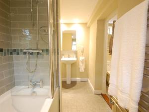 un bagno con doccia e lavandino di Crabbe Corner ad Aldeburgh Altre 11 foto