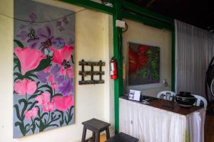 Una pared con una pintura de flores. en RedDoorz at Paris Ocean, en Yogyakarta
