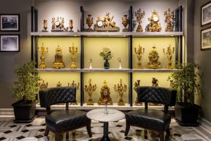 ein Zimmer mit vielen goldenen Uhren in der Unterkunft Marius Hotel in Istanbul