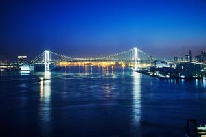 東京的住宿－東京灣洲際酒店，夜间在水面上方的一座大白桥