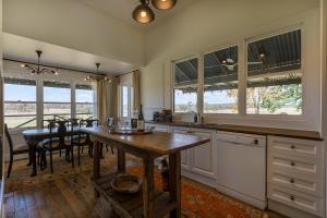 una cucina con un tavolo e una sala da pranzo di The Homestead at Corunna Station a Belford