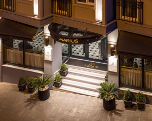 Eine Draufsicht auf ein Einkaufszentrum mit Topfpflanzen in der Unterkunft Marius Hotel in Istanbul
