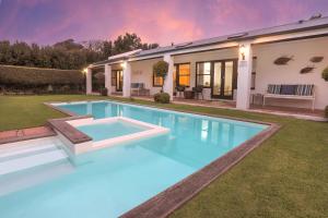 uma piscina no quintal de uma casa em Sixteen Guesthouse on Main em Hermanus