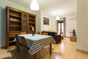 ein Esszimmer mit einem Tisch und Stühlen in einem Zimmer in der Unterkunft Apartamento Calle Concepcion Centro in Granada