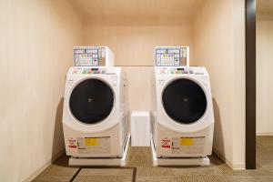 duas máquinas de lavar roupa sentadas ao lado uma da outra em Hotel Shuranza MAKUHARI BAY em Chiba