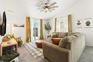 ein Wohnzimmer mit einem Sofa und einem Kamin in der Unterkunft Caldwell Ruby Tuesday! 60's Inspired comfort 3B2B in Caldwell