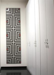 um quarto com armários brancos e uma parede estampada em Appartamento blu centro storico em Bolonha