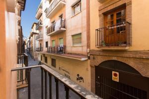Blick auf eine Gasse mit Gebäuden und einen Balkon in der Unterkunft Apartamento Calle Concepcion Centro in Granada
