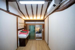 un pasillo con una habitación con cama y techo en Hanok1942, en Daegu