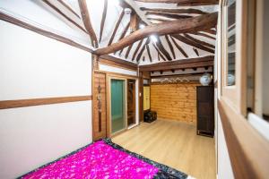 Postel nebo postele na pokoji v ubytování Hanok1942