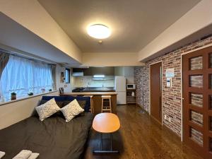 Una sala de estar con un sofá y una cocina. en nestay apartment tokyo akihabara, en Tokio