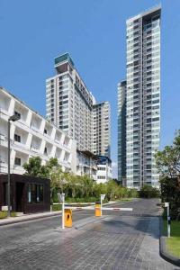 a parking lot with tall buildings in a city at 泰国芭提雅Thebase无边游泳池公寓 in Pattaya Central