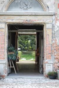 an open door to a building with a bike in it at Domki Hrabiego- domek nr 2 in Rozkochów