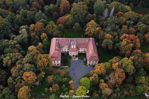 an aerial view of a house in the forest at Domki Hrabiego- domek nr 2 in Rozkochów