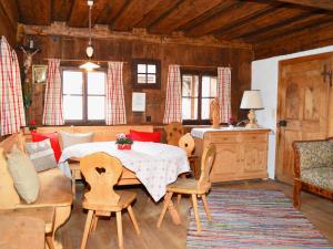 una sala da pranzo con tavolo e sedie di Holiday home Mesnerhaus Fuchsn, Weisspriach im Lungau a Weisspriach
