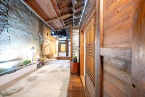 um corredor de uma casa com paredes de madeira em Hanok1942 em Daegu
