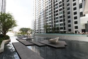 A piscina localizada em 泰国芭提雅顶层无边游泳池公寓thebase健身房 ou nos arredores