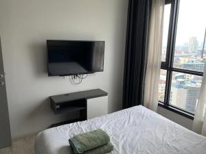 Uma TV ou centro de entretenimento em 泰国芭提雅顶层无边游泳池公寓thebase健身房