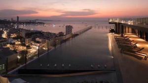 O pôr ou nascer do sol visto do apartamento ou dos arredores