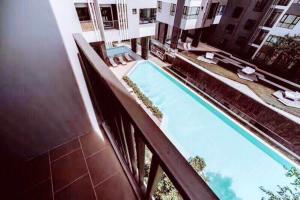 A piscina localizada em 泰国芭提雅顶层无边游泳池公寓thebase健身房 ou nos arredores
