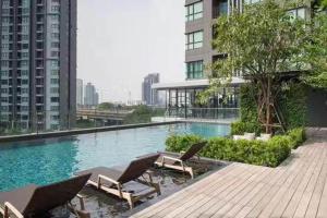 A piscina localizada em 泰国芭提雅顶层无边游泳池公寓thebase健身房 ou nos arredores