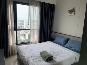 Cama ou camas em um quarto em 泰国芭提雅顶层无边游泳池公寓thebase健身房