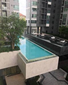 A piscina localizada em 泰国芭提雅顶层无边游泳池公寓thebase健身房 ou nos arredores