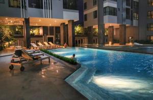 A piscina localizada em 泰国芭提雅顶层无边游泳池公寓thebase健身房 ou nos arredores