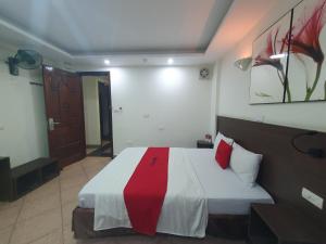 Giường trong phòng chung tại Ha Noi Vang Hotel Hoang Ngan