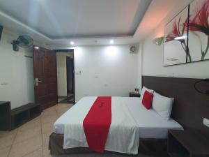 Giường trong phòng chung tại Ha Noi Vang Hotel Hoang Ngan