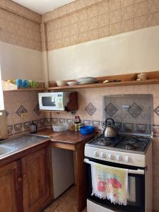 O bucătărie sau chicinetă la Christina's Guest House OFFICIAL