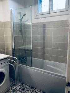 W łazience znajduje się prysznic ze szklanymi drzwiami. w obiekcie Duplex 130m2 dans un mas entouré de vergers - piscine w mieście Saint-Féliu-dʼAvall +25 zdjęć