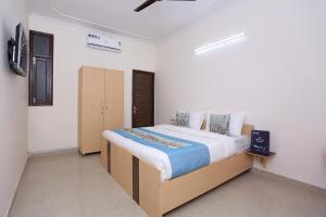 1 dormitorio con 1 cama grande en una habitación en OYO Dlf Cyber City Near Aravali Biodiversity Park, en Gurgaon