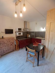 - une cuisine avec une table et une chaise dans la chambre dans l'établissement Appartement en résidence. Barèges, à Barèges