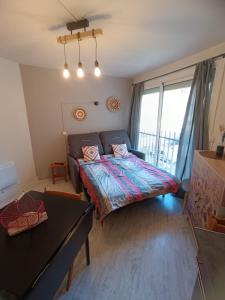 1 dormitorio con cama y ventana grande en Appartement en résidence. Barèges, en Barèges