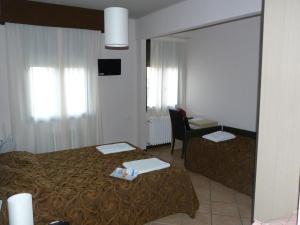 A bed or beds in a room at Hotel Eden