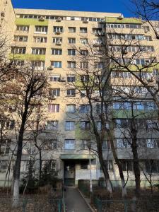 un grand immeuble d'appartements avec un chemin en face de celui-ci dans l'établissement Casa carților - House of book’s, à Bucarest