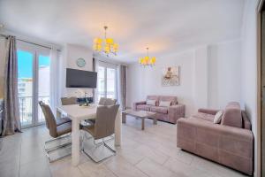 salon ze stołem i kanapą w obiekcie REF 1477 - Apartment for rent w Cannes