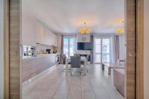 kuchnia ze stołem i jadalnią w obiekcie REF 1477 - Apartment for rent w Cannes