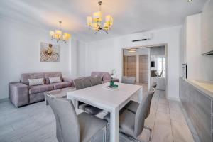jadalnia z białym stołem i krzesłami w obiekcie REF 1477 - Apartment for rent w Cannes