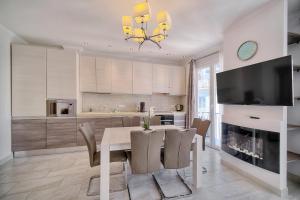 jadalnia ze stołem i kominkiem w obiekcie REF 1477 - Apartment for rent w Cannes