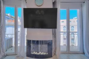 salon z kominkiem i telewizorem nad nim w obiekcie REF 1477 - Apartment for rent w Cannes +9 zdjęć
