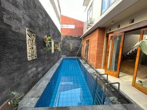 ein Schwimmbad in der Mitte eines Gebäudes in der Unterkunft Guest House DiFi Timoho in Demangan